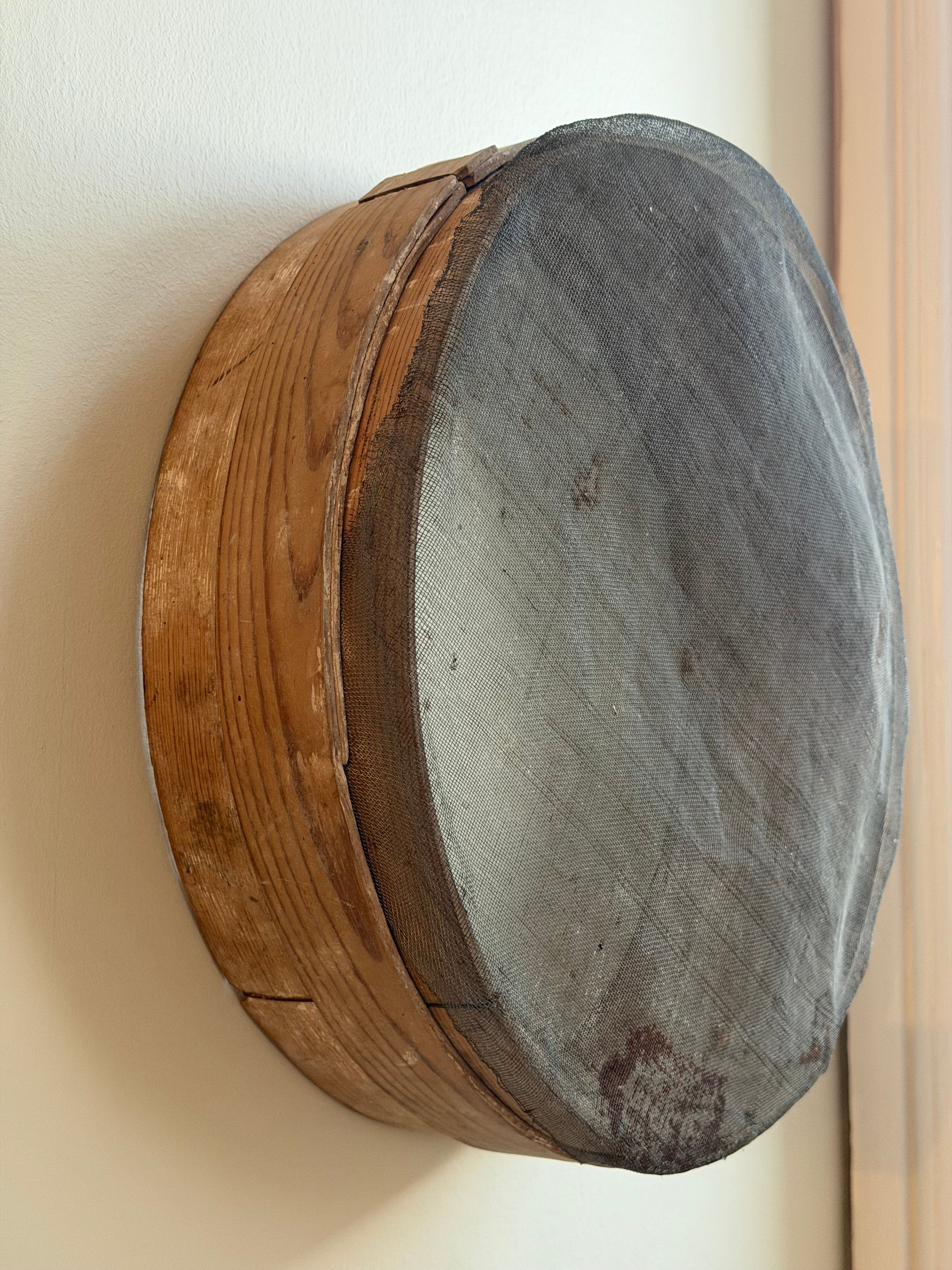 Antik mjölsikt i trä med metallnät