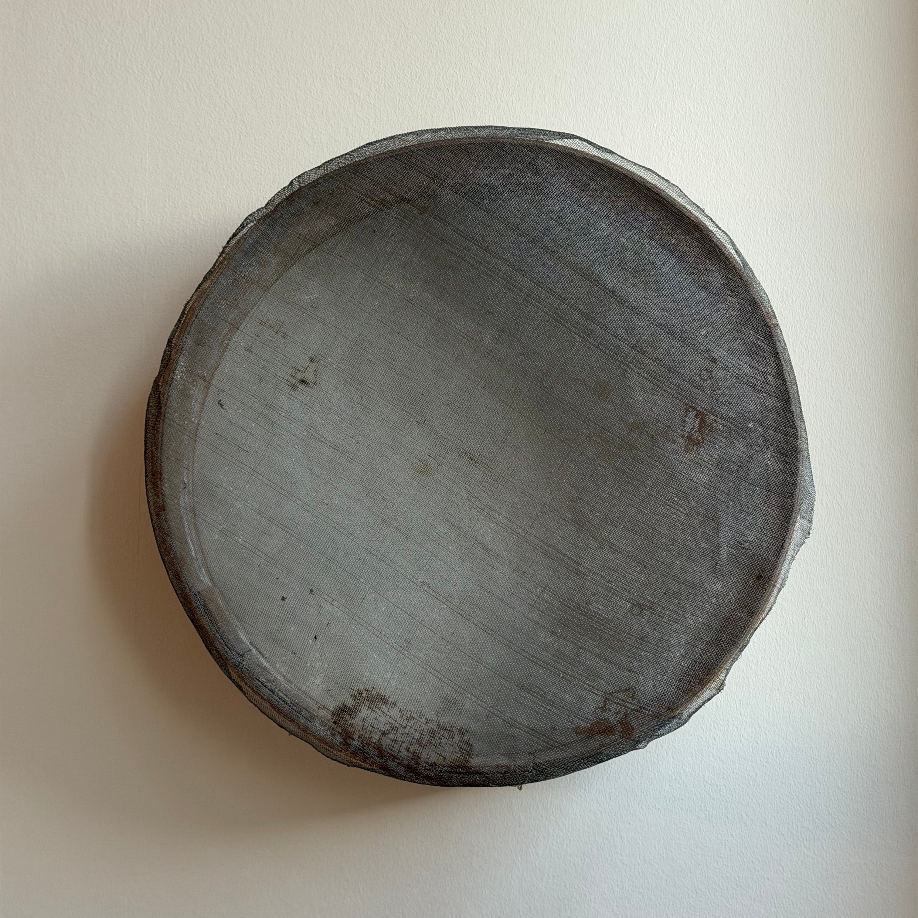 Antik mjölsikt i trä med metallnät