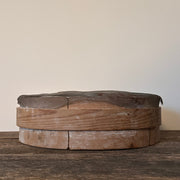 Antik mjölsikt i trä med metallnät