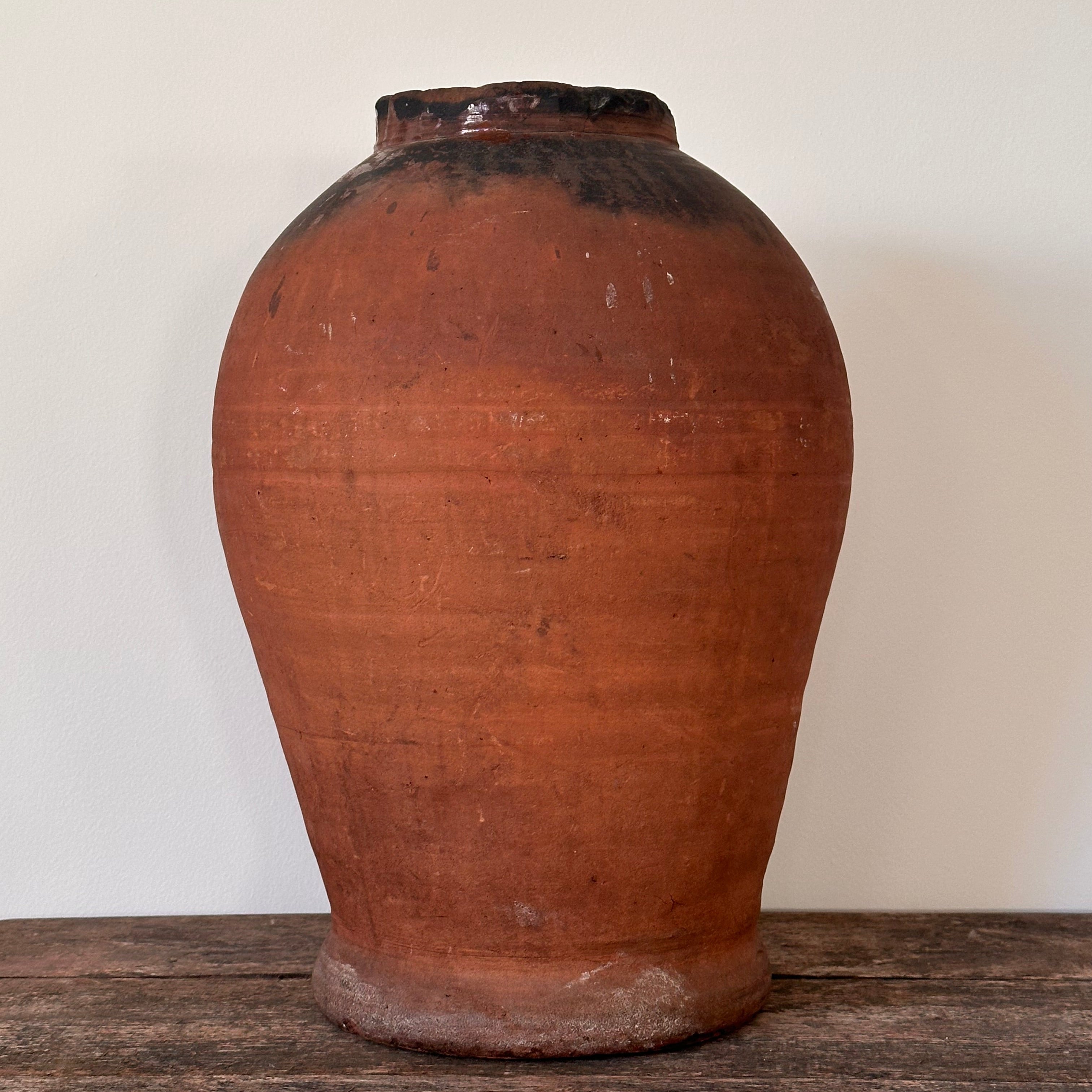 Stort antikt krus i stengods