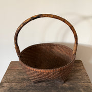 Handflätad vintagekorg med böjd hank