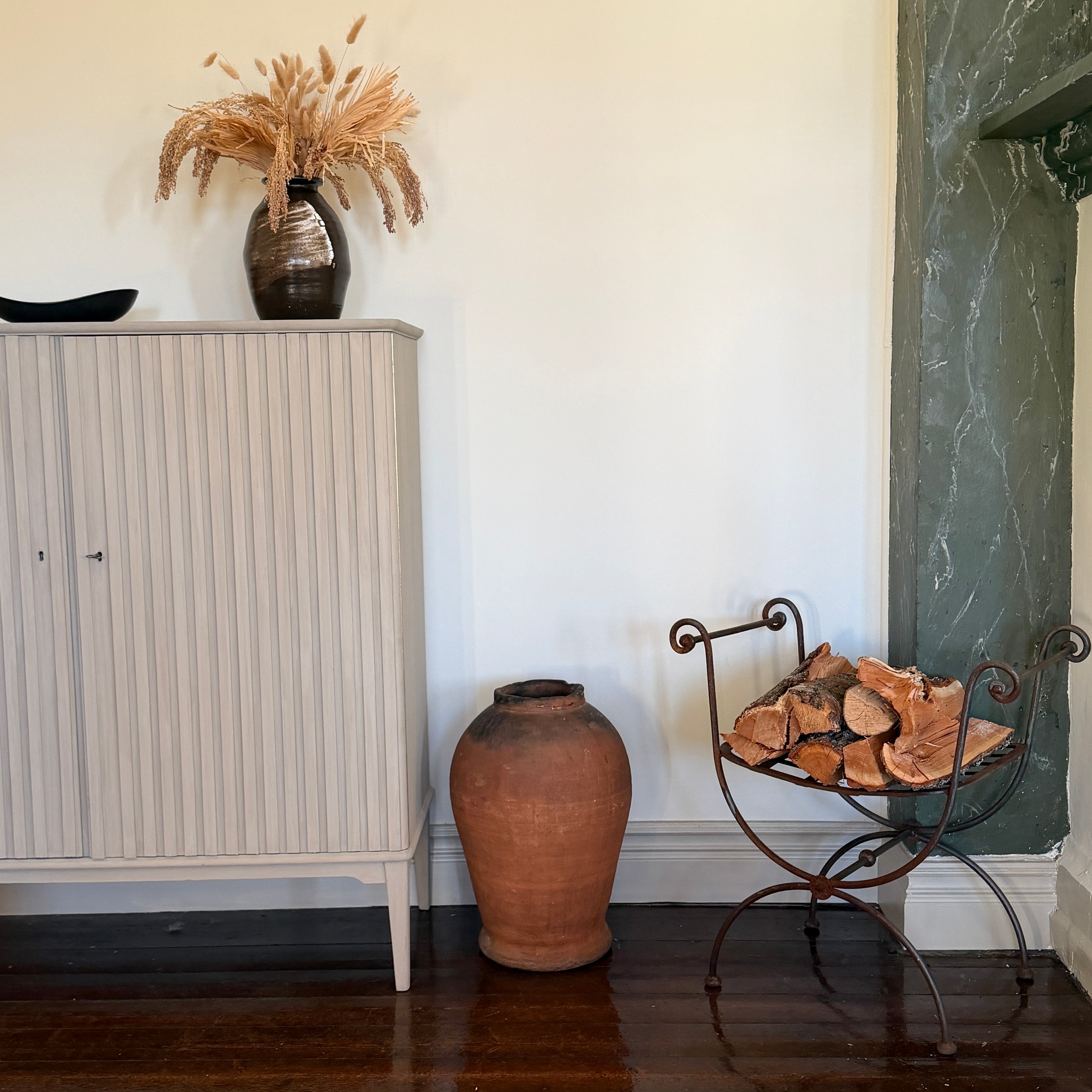 Stort antikt krus i stengods