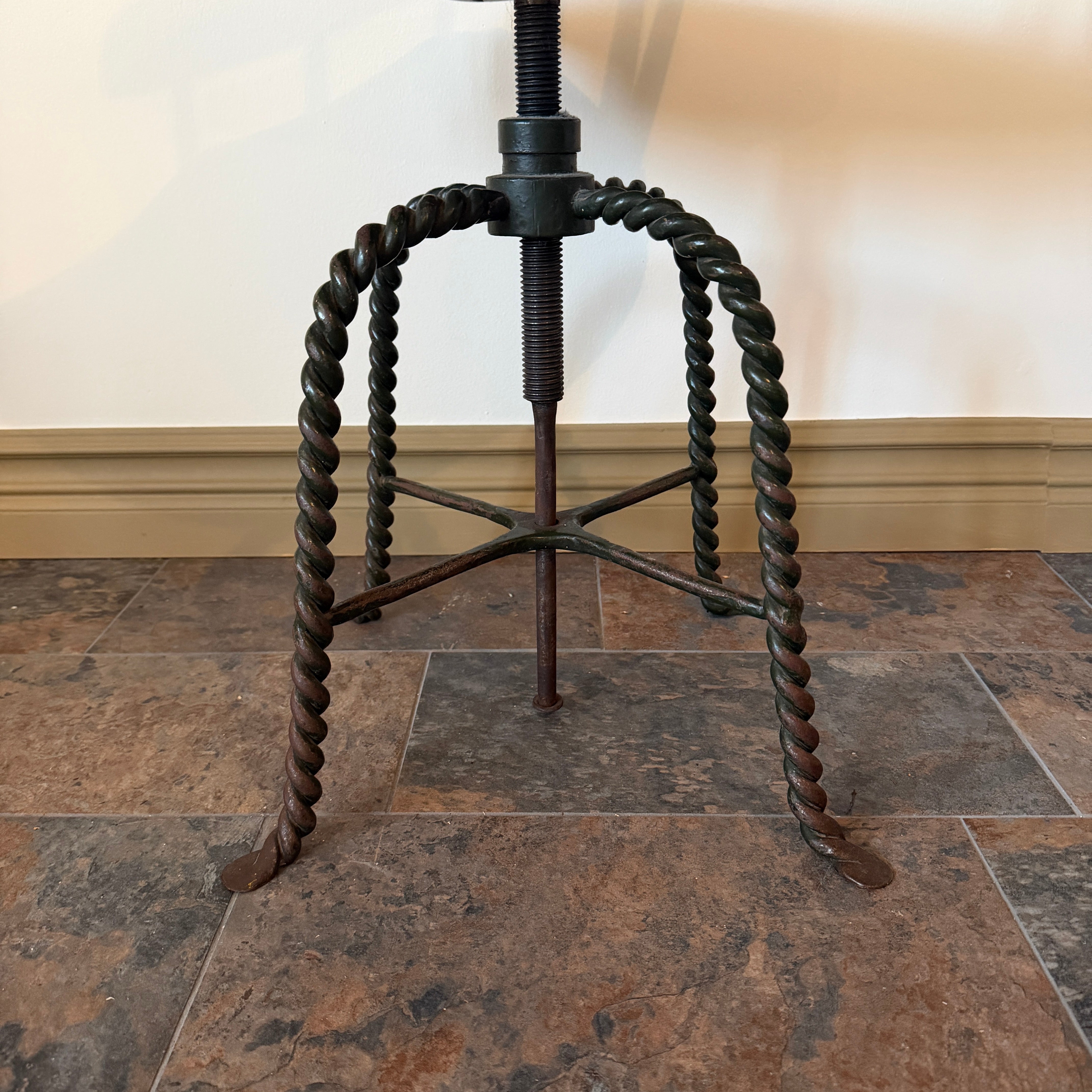 Stol med snidat gjutjärnsunderrede