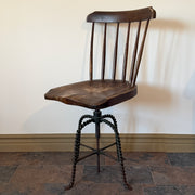 Stol med snidat gjutjärnsunderrede