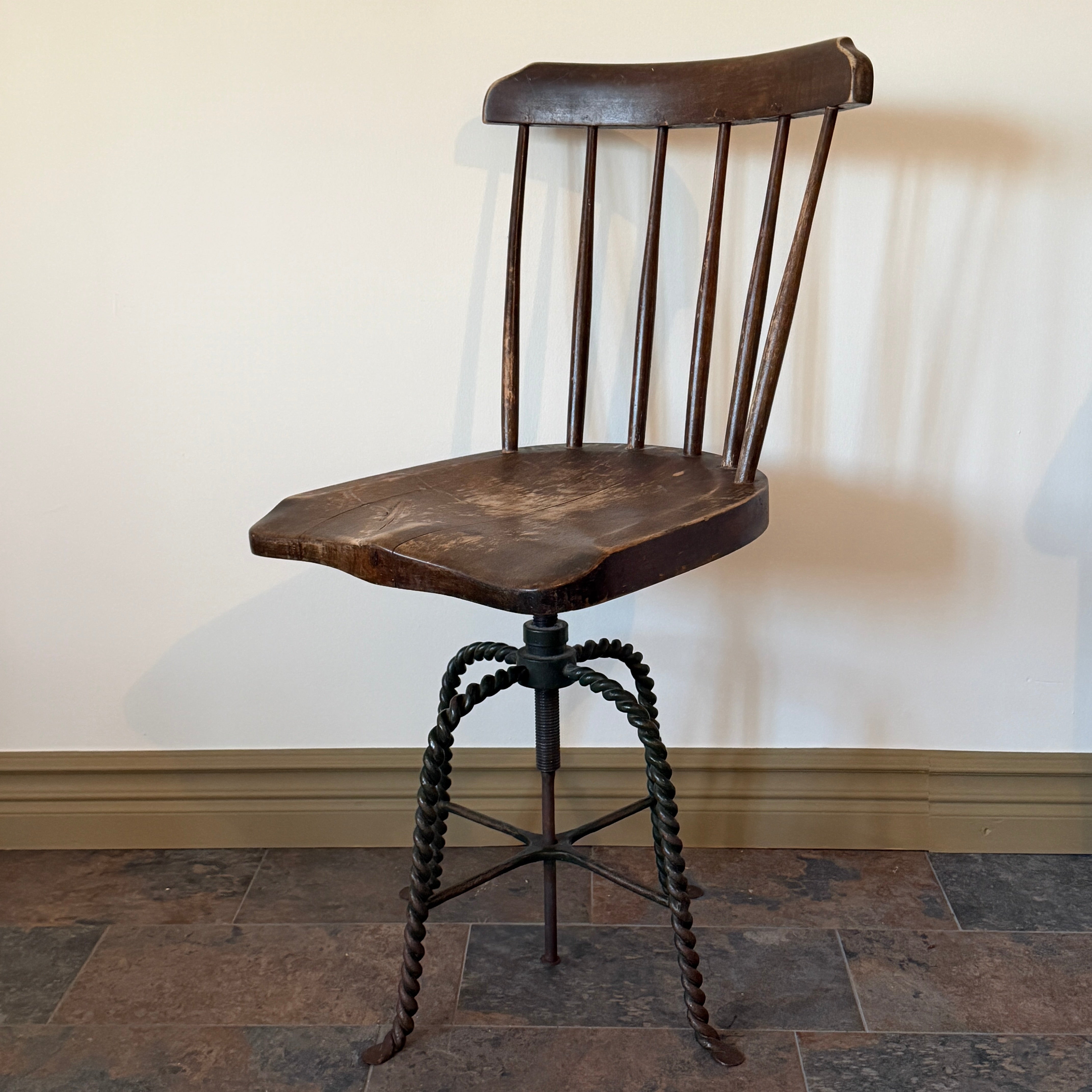 Stol med snidat gjutjärnsunderrede