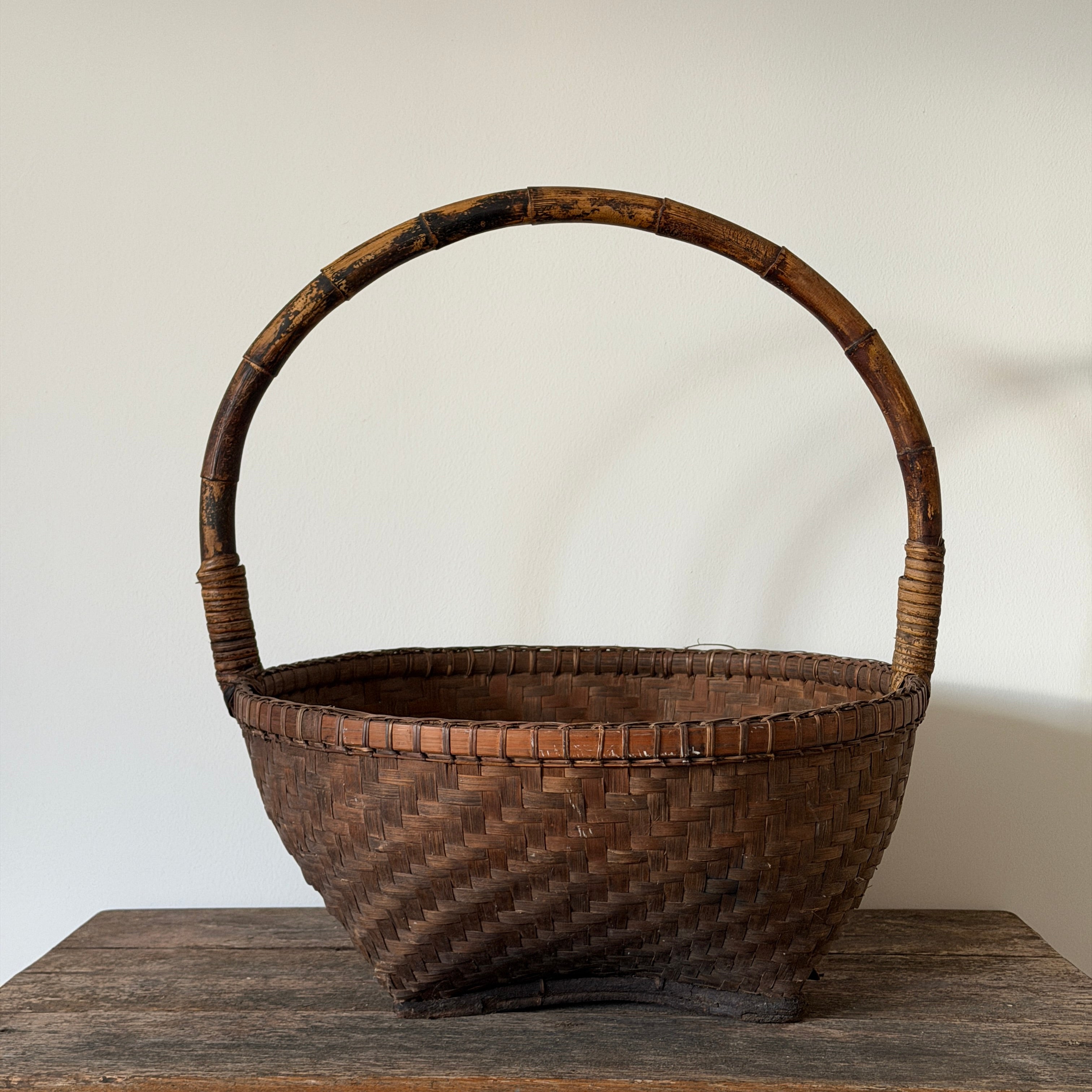 Handflätad vintagekorg med böjd hank