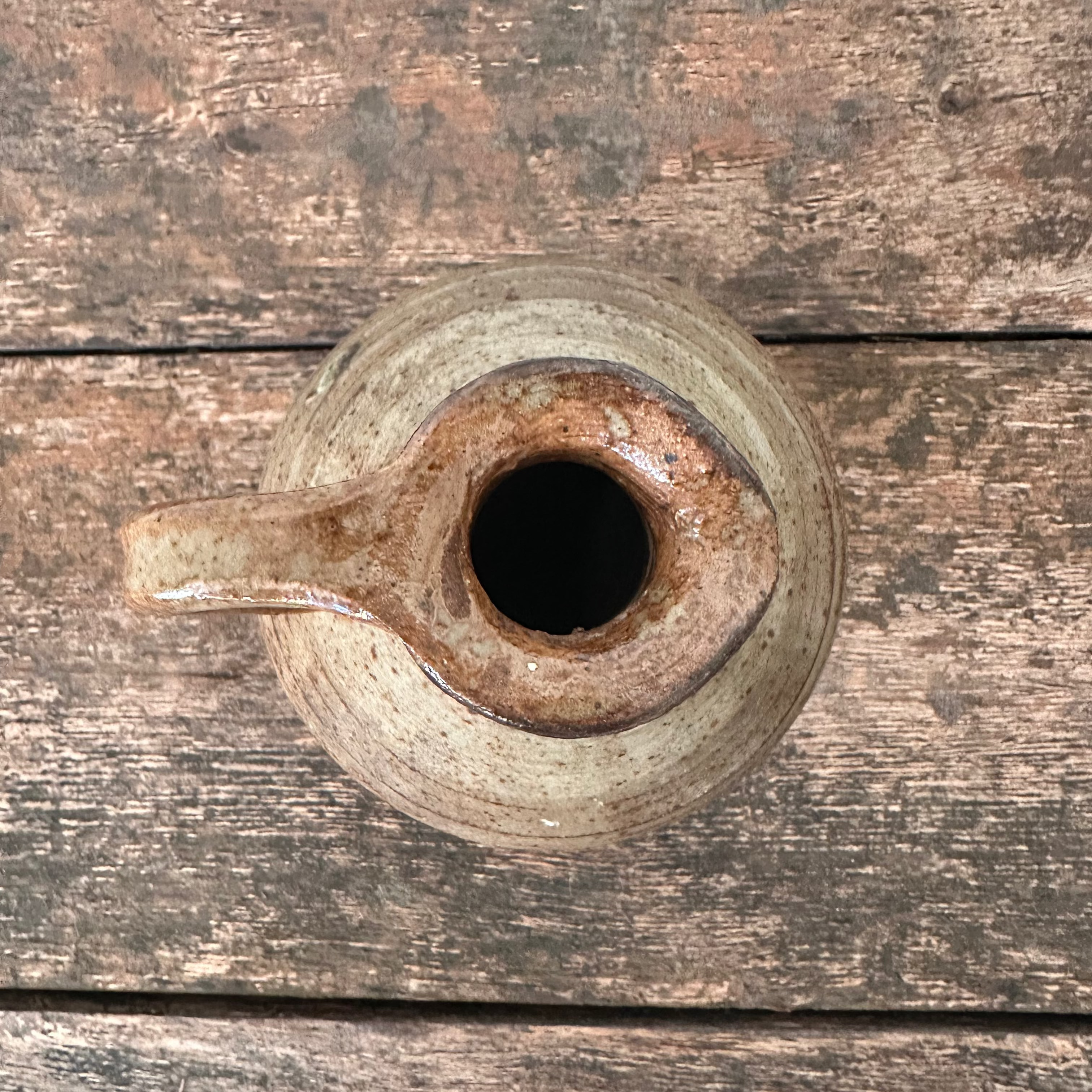 Handdrejad keramikkanna / liten vas i stengods